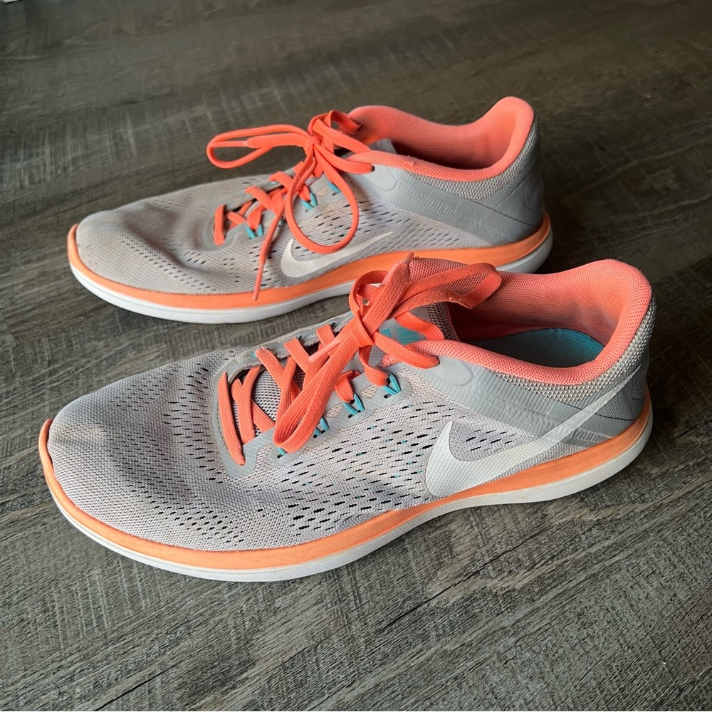 nike flex run sneaker women’s size 9.5